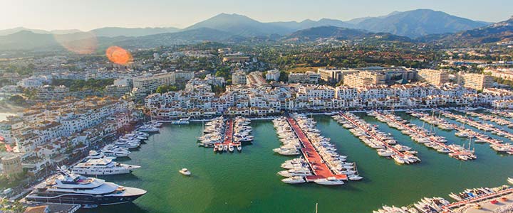 Buy a frontline restaurant bar in puerto banus marbella