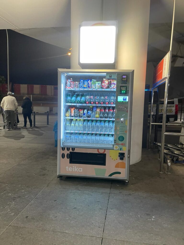 Malaga Airport Restaurants & Food: Vending Machine In Arrivals
